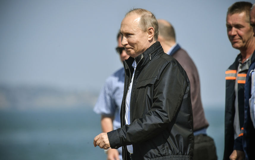 После проезда по мосту Путин выступил с приветственной речью. Фото AFP