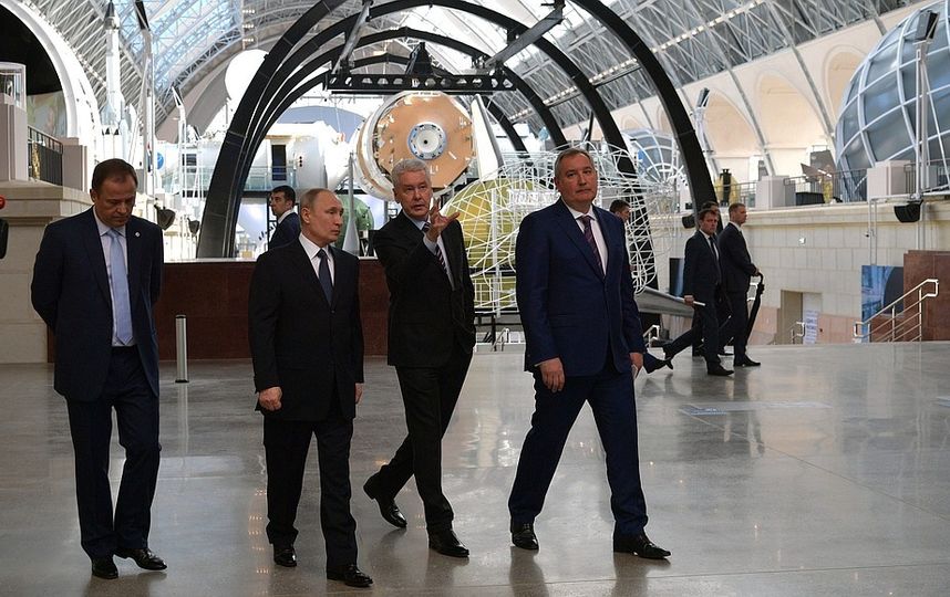 В ходе посещения павильона «Космос» на ВДНХ. Фото kremlin.ru