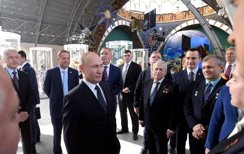 В ходе посещения павильона «Космос» на ВДНХ. Фото kremlin.ru