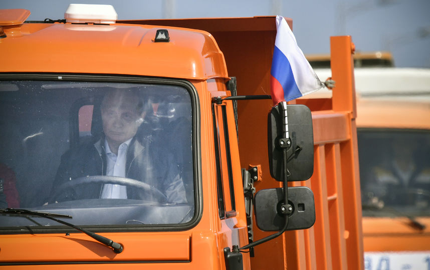 Путин открыл Крымский мост, проехав по нему за рулём КамАЗа