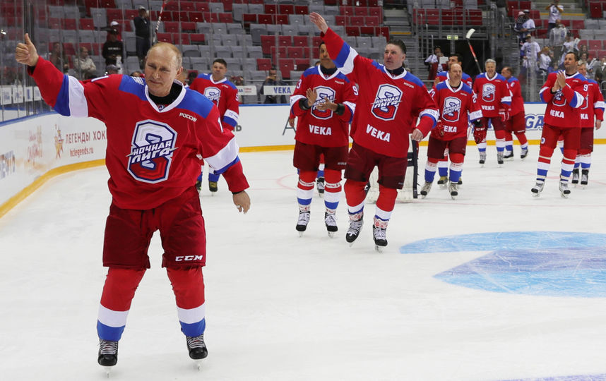 Владимир Путин на хоккейном матче в Сочи. Фото AFP