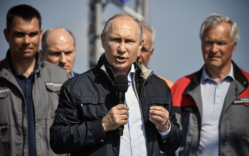 После проезда по мосту Путин выступил с приветственной речью. Фото AFP