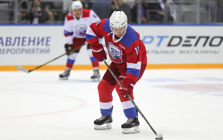 Владимир Путин на хоккейном матче в Сочи. Фото AFP