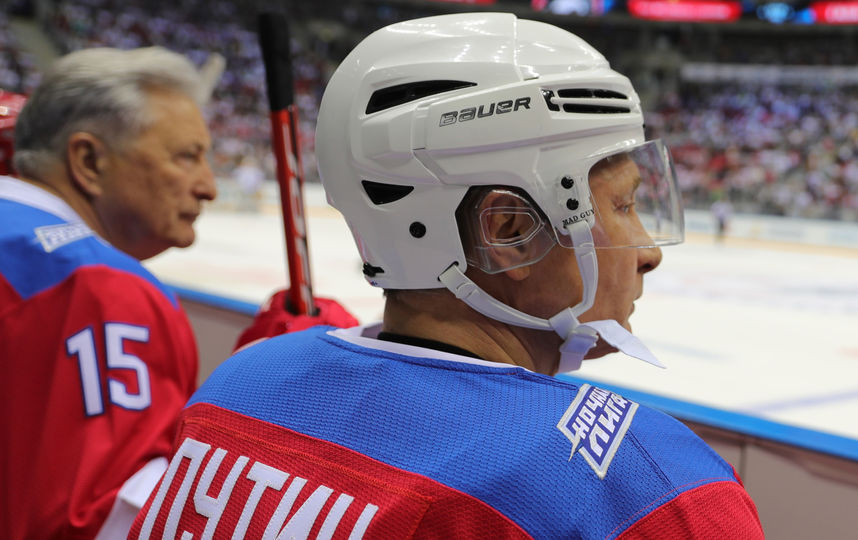 Владимир Путин на хоккейном матче в Сочи. Фото AFP