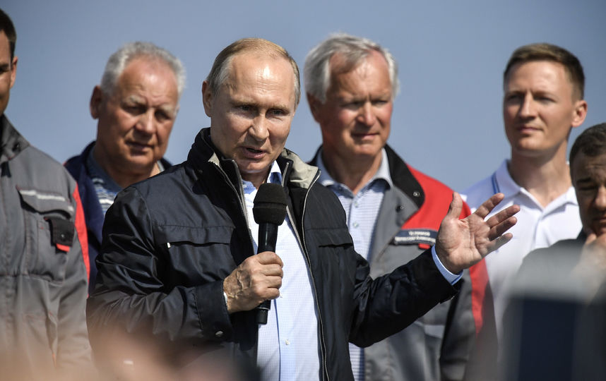 После проезда по мосту Путин выступил с приветственной речью. Фото AFP