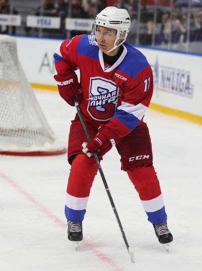 Владимир Путин на хоккейном матче в Сочи. Фото AFP