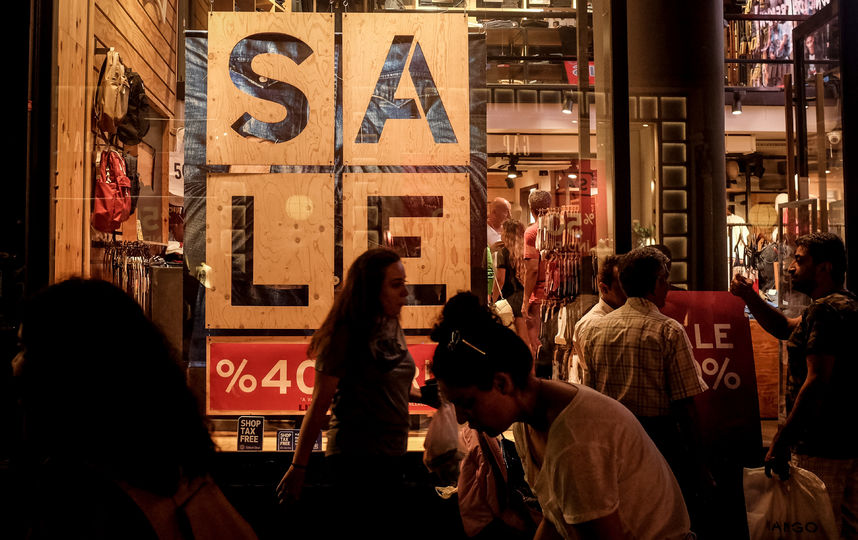 В преддверии новогодних распродаж в Роспотребнадзоре рассказали, как избежать обмана, покупая товар по акции со скидкой. Фото Getty