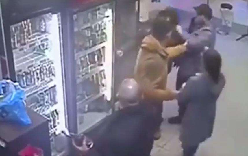 Продавщица успокаивает пьяного покупателя. Фото Скриншот, Скриншот Youtube