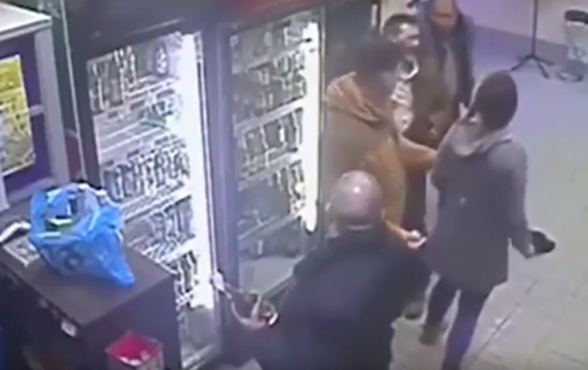 Продавщица успокаивает пьяного покупателя. Фото Скриншот, Скриншот Youtube