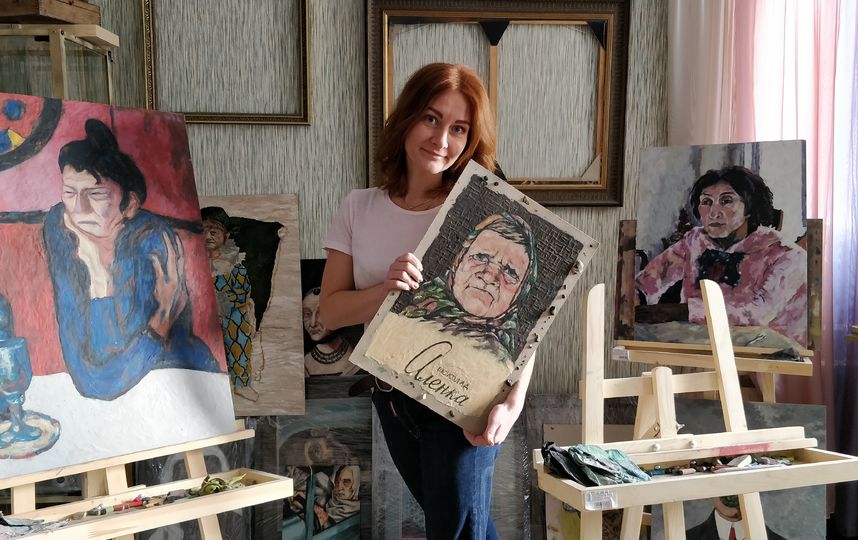 Катерина Нежурина и её картины. Фото Тамара Воробьёва