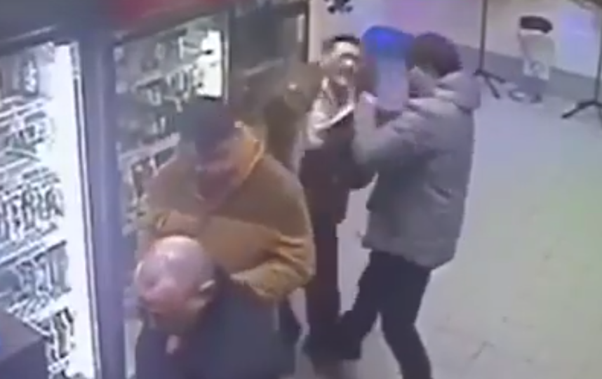 Продавщица успокаивает пьяного покупателя. Фото Скриншот, Скриншот Youtube