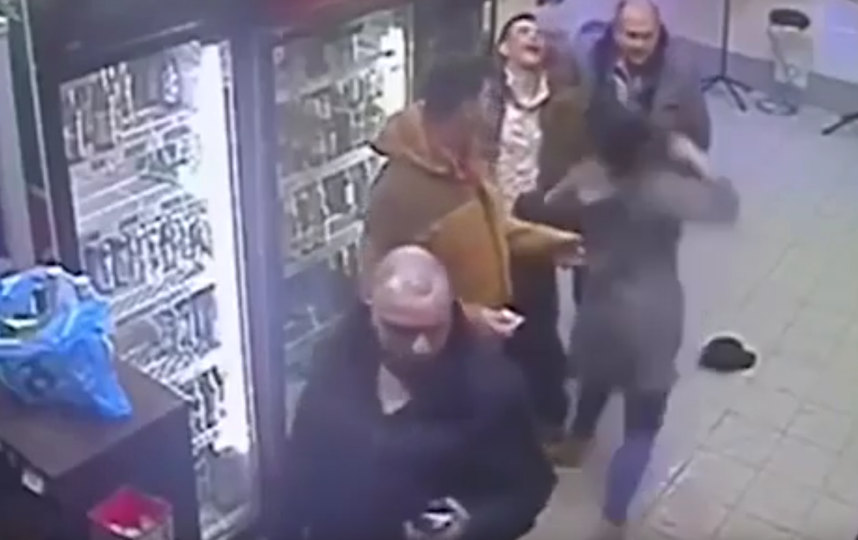 Продавщица успокаивает пьяного покупателя. Фото Скриншот, Скриншот Youtube