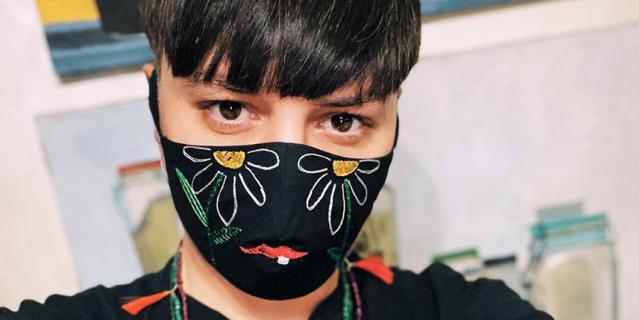 Многоразовая маска из хлопка с декоративной вышивкой Alexander Arutyunov (5000 руб).