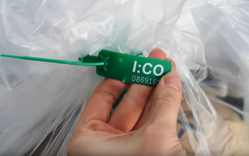 Бирка подрядчика, который является посредником между магазином и заводом в Германии. Фото скриншот https://www.youtube.com/watch?v=CXeOTTM1JTs&feature=emb_logo, Скриншот Youtube