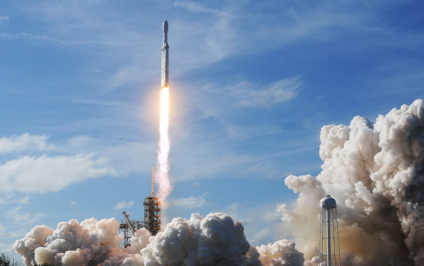 Запуск Falcon Heavy с автомобилем Tesla на борту. Фото AFP