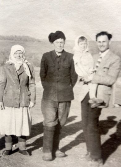 Молодой инженер из Энгельса Гелий Непогодин примчался на поле на велосипеде, как только услышал о месте приземления Гагарина. Он попросил сфотографировать его с людьми, встретившими первого космонавта. Для памятного снимка он взял Риту на руки, в кадр также попали бабушка и дедушка девочки. Фото предоставила Ольга Непогодина