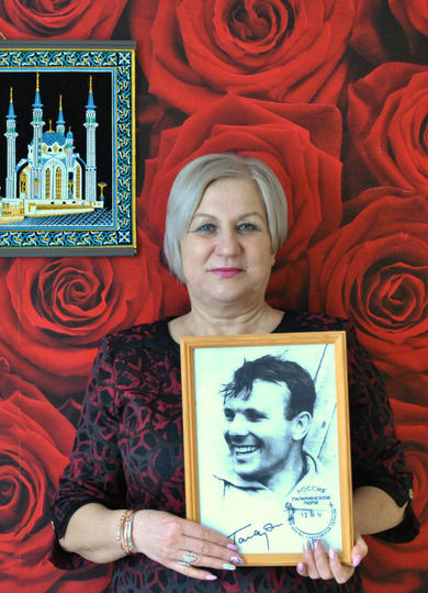 Рита и портрет Юрия Гагарина. Фото предоставила Рита Кудашёва