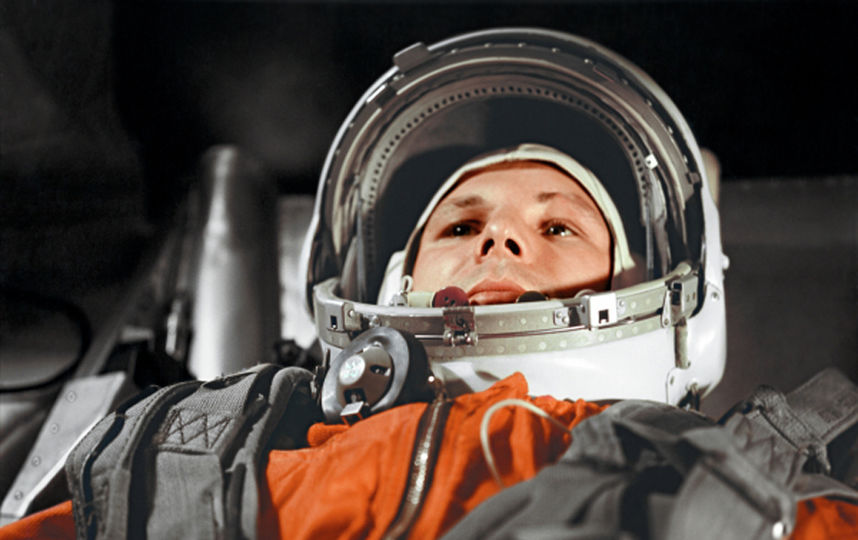 Юрий Гагарин готовится к историческому полёту на корабле "Восток". Фото РИА Новости