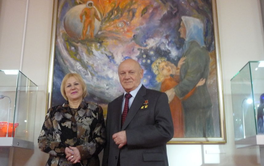 Рита (слева) на фоне картины, на которой изображён тот самый день. Фото предоставила Рита Кудашёва