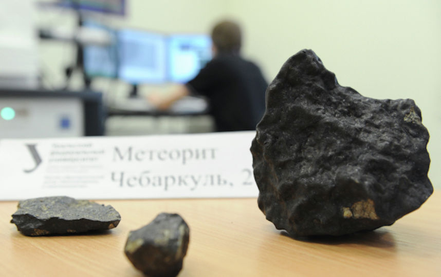 Кусочек челябинского метеорита. Фото РИА Новости