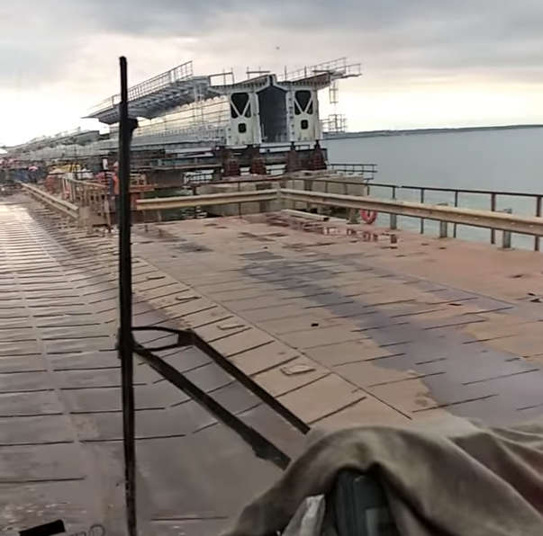 ЧП на Крымском мосту: обрушился пролёт ж/д части (видео)