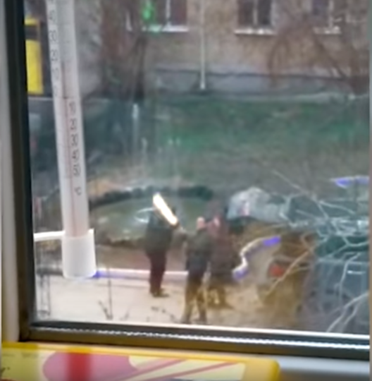 Депутат Госдумы объяснил, зачем стрелял во дворе жилого дома в Камышлове