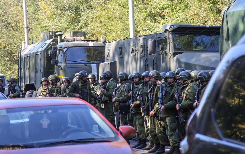 18 человек погибли, ещё 50 пострадали в результате нападения злоумышленника на политехнический колледж в Керчи. Фото AFP