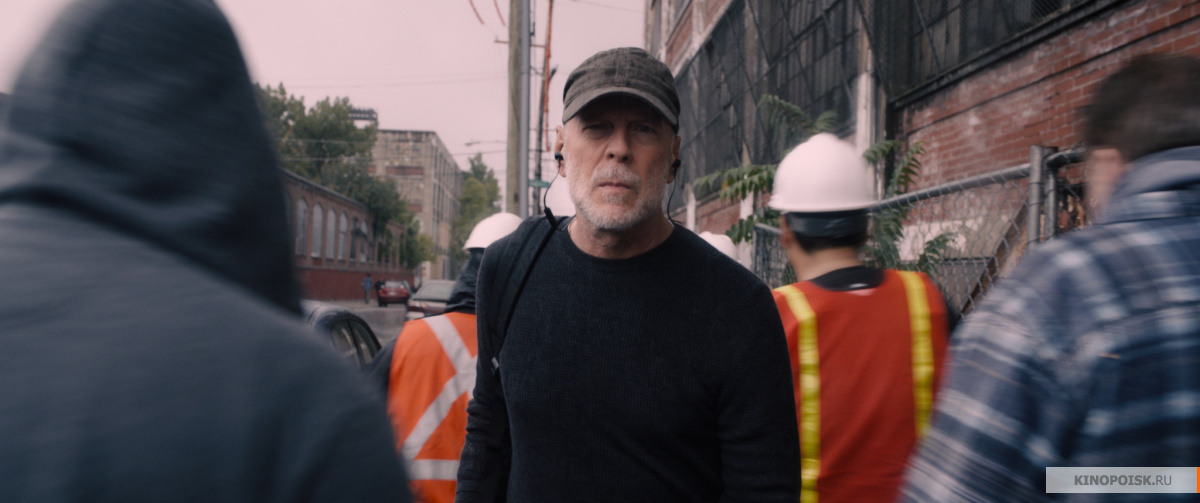 Дэвид Данн (Брюс Уиллис) вышел на поиски очередных злодеев. Фото WDSSPR, kinopoisk.ru
