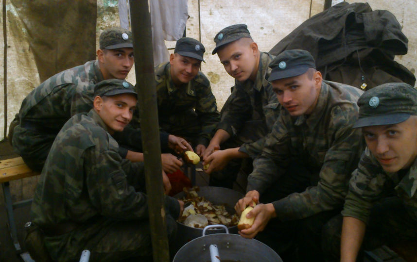 На фото (второй справа) мой сынусик со своими ребятами. Это был 2014 год. Военная школа поваров в городе Наро-Фоминске. Фото Читательница Metro Ирина.