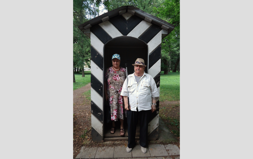 60 лет на семейном посту. Супруги Калинины – Юрий Алексеевич и Зинаида Александровна в музее-усадьбе «Архангельское». В 2017 году отмечают 60-летие совместной жизни. Юрий Алексеевич – участник Великой Отечественной войны.У них три сына и шестеро внуков. Фото Читательница Metro Александра.