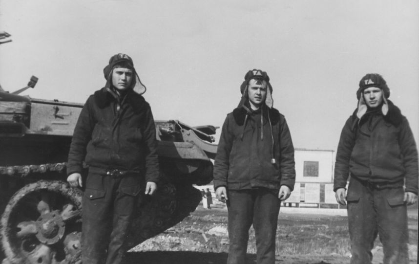 Представляю фотографию моей юности и наш лучший танковый экипаж. Слева направо: Юрий Охотников (это я), Здешиц Геннадий и Владимир Кукарцев. Фото Читатель Metro Юрий.