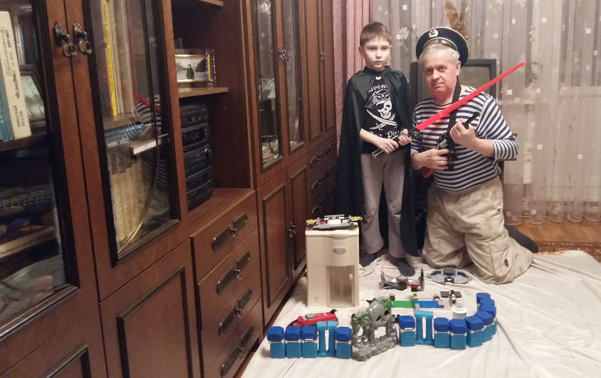 Два года срочной службы (1977–1979) я провёл на боевом посту за полярным кругом. Теперь часто приходится выполнять приказ внука Ивана (Дарта Вейдера): стоять на боевом посту по охране важных звёздно-стратегических объектов. Назвать их не могу – военная тайна. Фото Читатель Metro Александр.