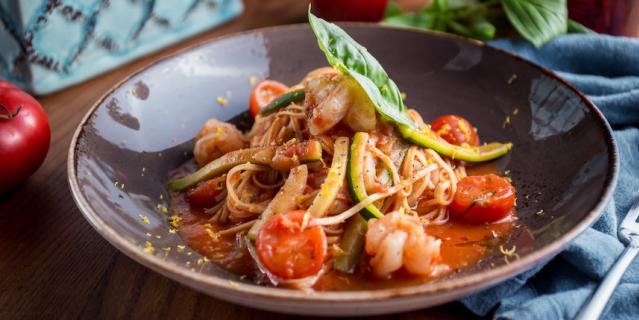 Лингуини с томатами и креветками от кафе Scrocchiarella.