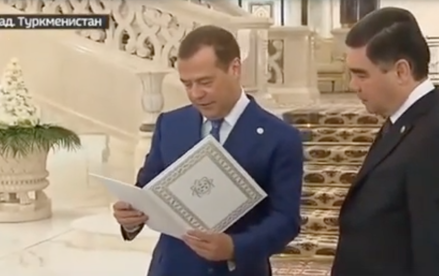 Дмитрию Медведеву подарили щенка алабая. Фото Скриншот/Россия 24, Скриншот Youtube