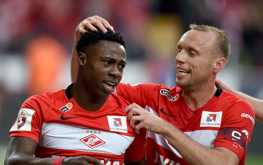 Денис Глушаков и Квинси Промес. Фото Getty