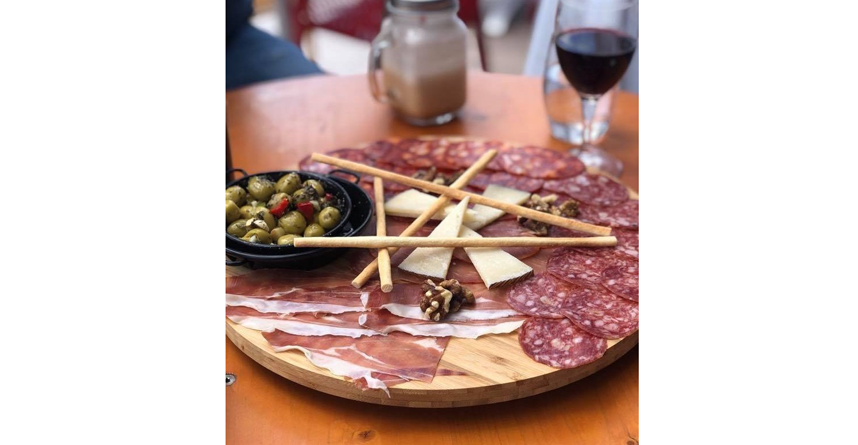 Мясное ассорти, оливки. Фото instagram.com/jamonarium