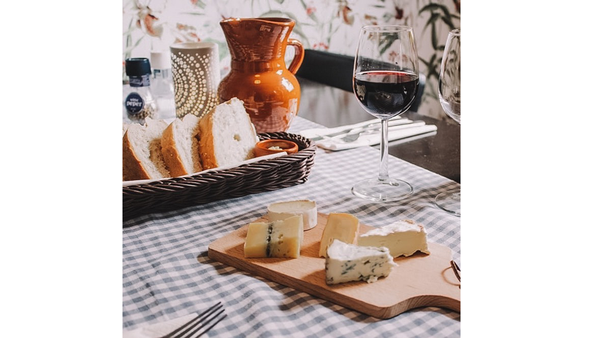 Эксперт помогла нам разобраться в тонкостях дегустации красного вина и подсказала, с какими продуктами стоит его совмещать. Примеры мы отыскали в социальных сетях. Фото instagram.com/oxana_burtceva