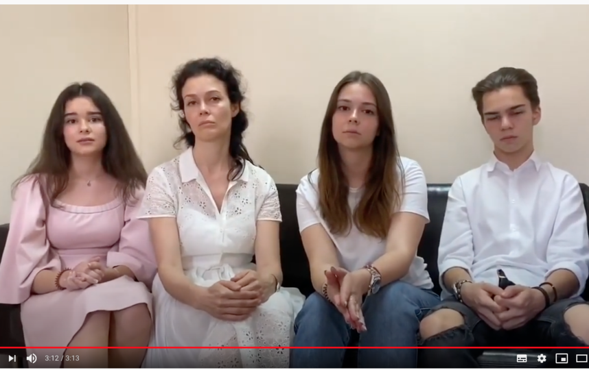 Марина Чайка и ее дети: Мария (20 лет), Сергий (18 лет), Дария (17 лет). Младшей Софии 5 лет. Её в кадр решили не брать. Фото скриншот с YouTube-канала "Президент Гордон"