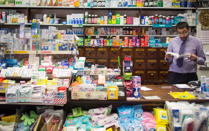Согласно обновлённой версии законопроекта, торговые точки смогут реализовывать отпускаемые без рецепта лекарства без лицензии. Фото Getty