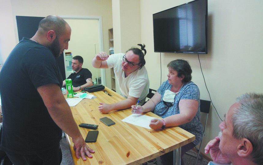 Лариса Савицкая помогает со съёмками фильма о себе – чертит схему авиакатастрофы 1981 года. Фото ООО "ССБ Кино"