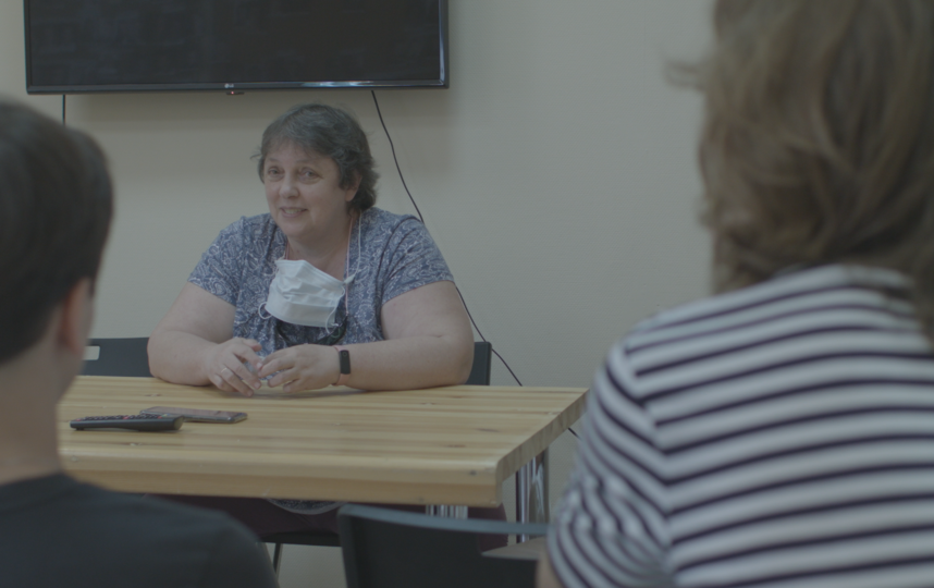 Лариса Савицкая общается с участниками съёмок фильма. Фото ООО "ССБ Кино"