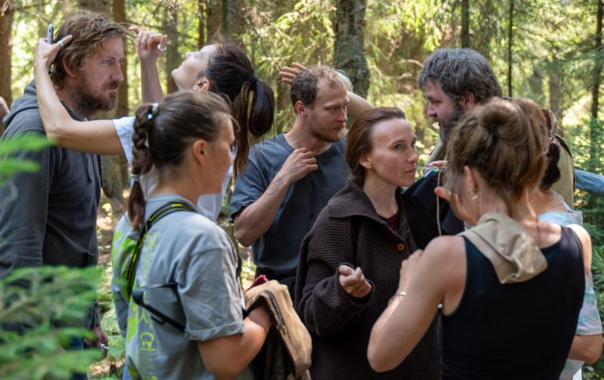 Звёзды сериала готовятся к съёмке. Фото Фото предоставлены кинокомпанией 1-2-3 Production.