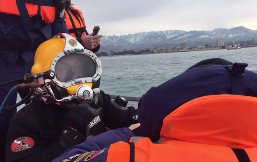 Работы по поиску обломков самолёта. Фото AFP