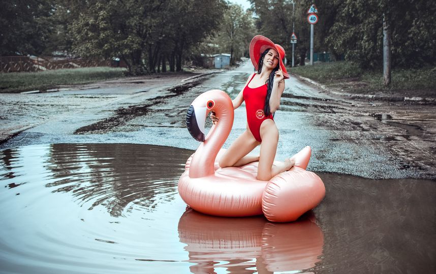 Модель из Саратова разделась на Тверской улице и забралась в лужу верхом на фламинго