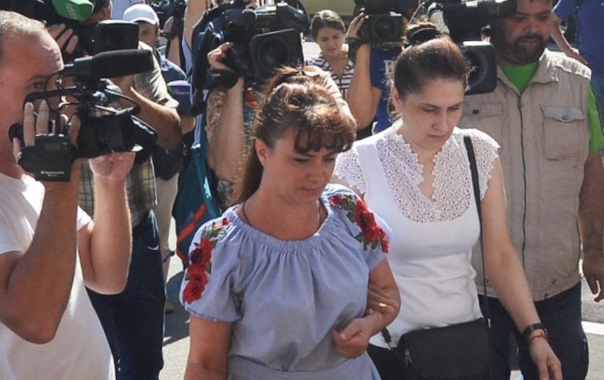 Справа – мать сестёр, обвиняемых в убийстве своего отца, подходит к Останкинскому суду Москвы, где будет избрана мера пресечения обвиняемым. Фото РИА Новости