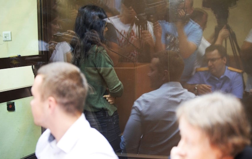 Одна из сестёр, обвиняемых в убийстве своего отца, в зале Останкинского суда Москвы во время избрания меры пресечения. Фото РИА Новости