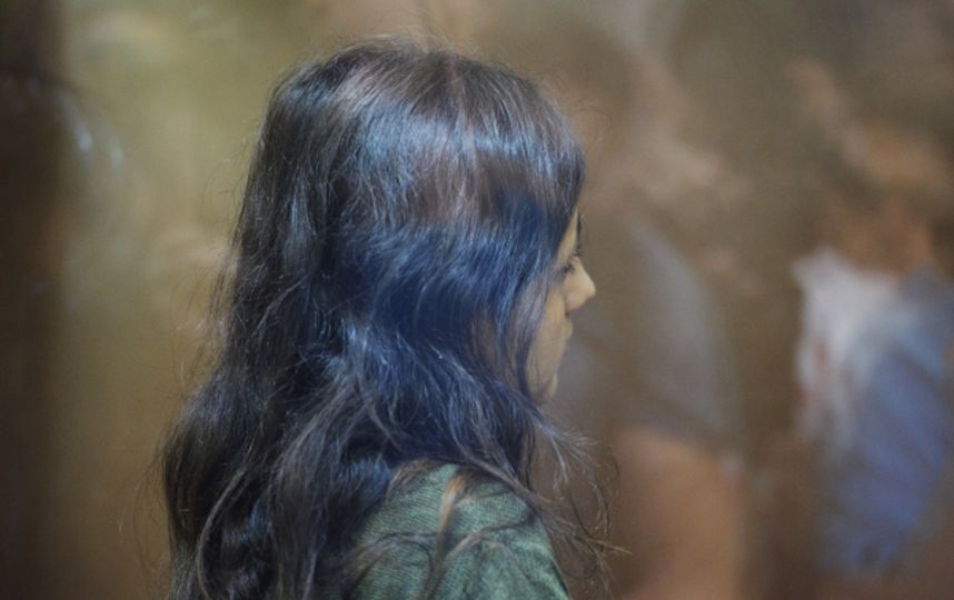 Одна из сестёр, обвиняемых в убийстве своего отца, в зале Останкинского суда Москвы во время избрания меры пресечения. Фото РИА Новости