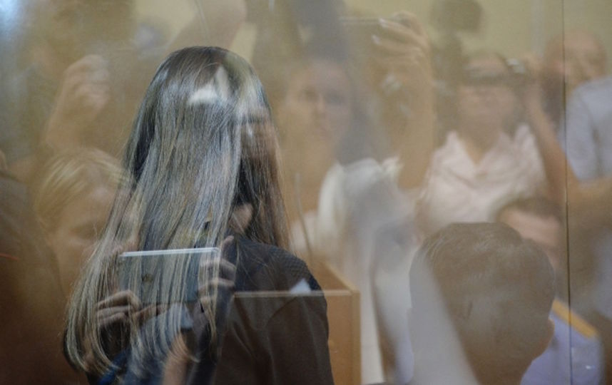 Одна из сестёр, обвиняемых в убийстве своего отца, в зале Останкинского суда Москвы во время избрания меры пресечения. Фото РИА Новости