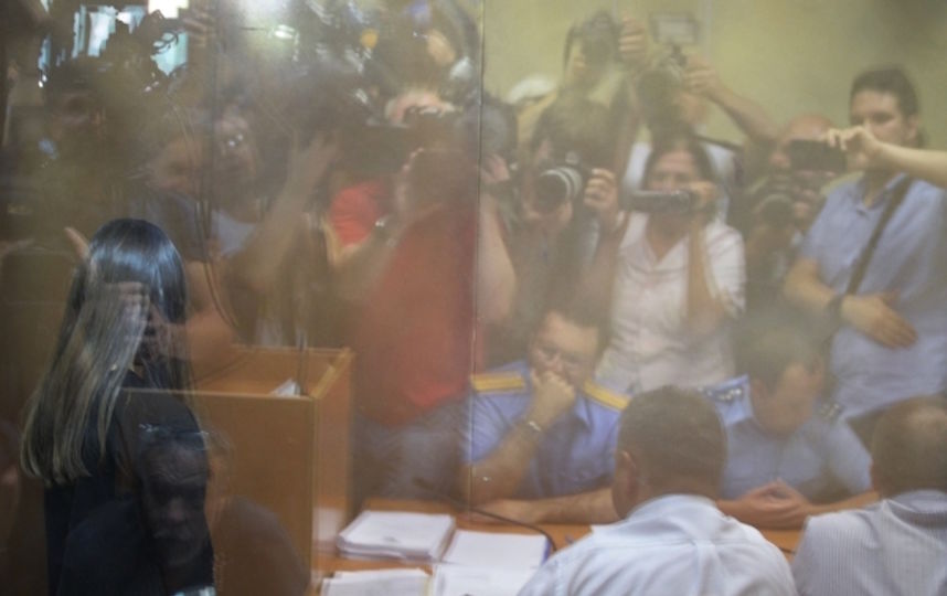 Одна из сестёр, обвиняемых в убийстве своего отца, в зале Останкинского суда Москвы во время избрания меры пресечения. Фото РИА Новости