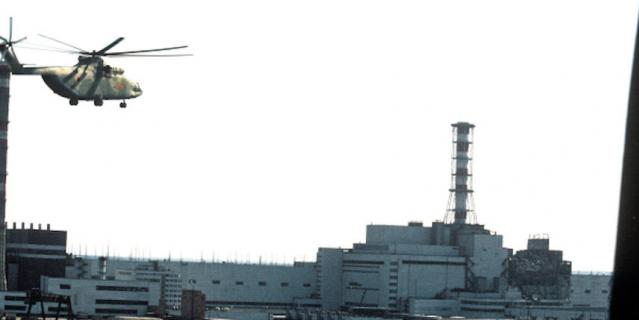 К взорвавшемуся реактору направляется вертолёт.